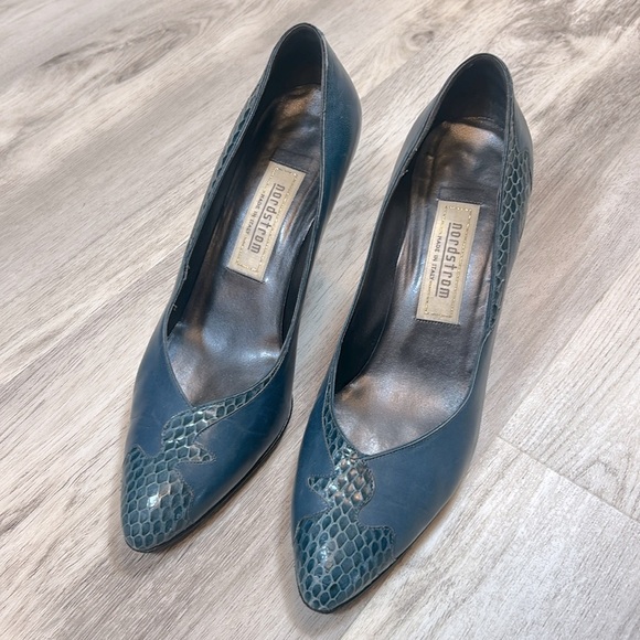 Vintage Nordstrom Italian Made Leather Heels Deep Blue Snakeskin Detail Pumps - Picture 2 of 10